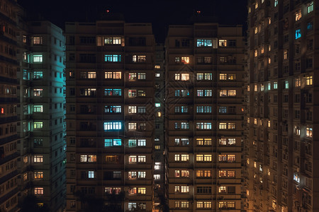 夜晚的城市公寓楼图片