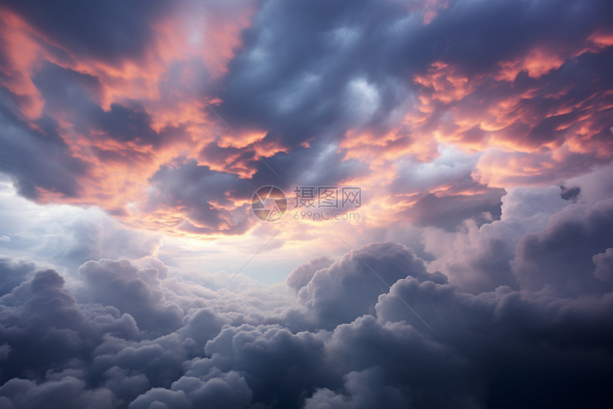 乌云下的阳光图片