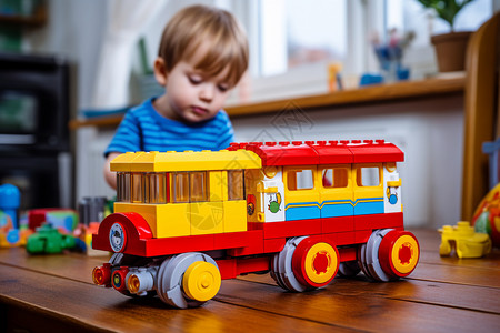 小男孩的玩具车背景图片
