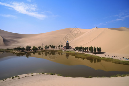 沙丘环绕下的湖泊图片