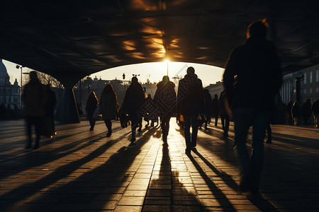夕阳下桥下的行人图片