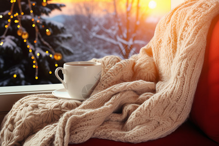 柔软围巾旁的咖啡图片
