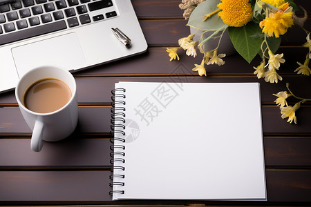 木桌上的咖啡和空白笔记图片