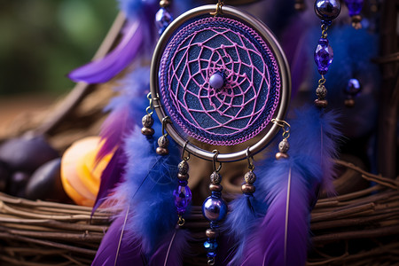 紫色羽毛光效手工制作的紫色捕梦网背景