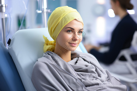病床上戴头巾的女性患者高清图片
