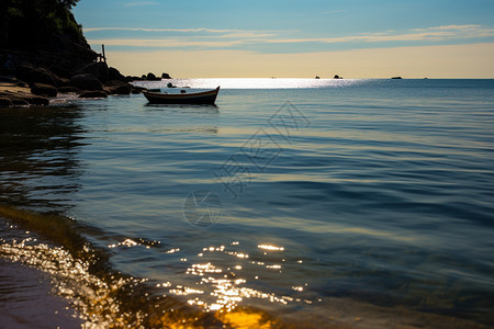 海上的木船清晨波光粼粼的海面背景