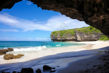 洞穴外美丽的海滩景观高清图片