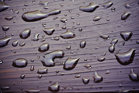 水浸湿木桌背景图片