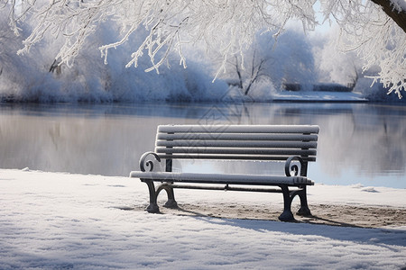 冬日公园的冰雪长椅图片