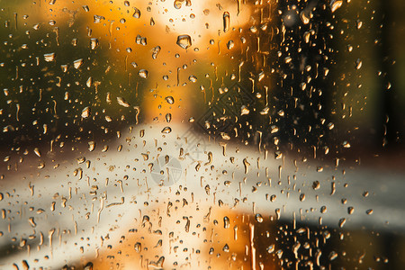 秋日的雨中的玻璃窗图片