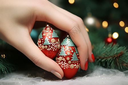 圣诞树前握着红绿装饰品高清图片