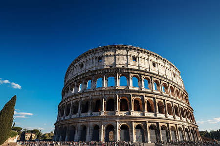 罗马纪念碑古罗马遗迹下的蓝色天空背景