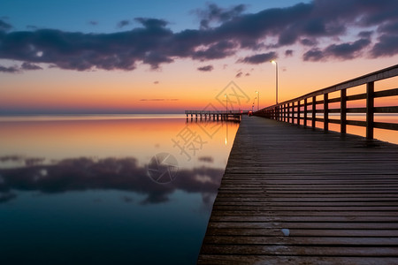 夜晚沙滩上的木桥高清图片
