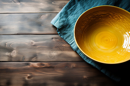 木桌上的黄色陶瓷碗图片