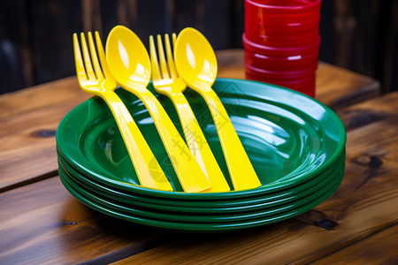 木桌上的塑料餐具图片