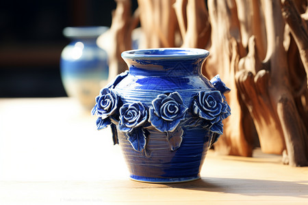 传统精致的蓝色陶罐背景图片