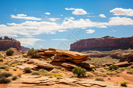 徒步旅行的沙漠悬崖峭壁景观图片