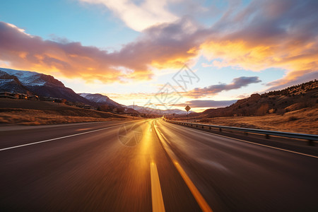 空中公路公路远处是连绵起伏的山脉和天空中的云背景