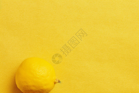 黄色背景上的柠檬水果图片