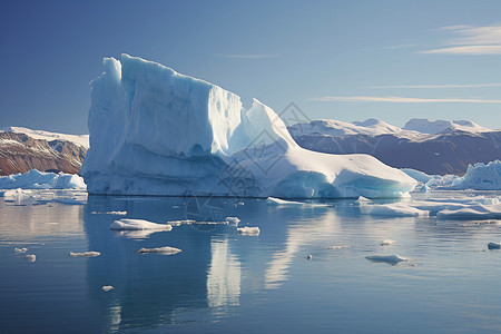 巨大的浮冰漂浮在海面上图片