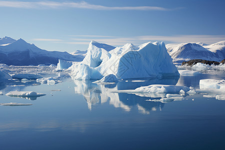 南极雪山冰山漂浮在海上背景