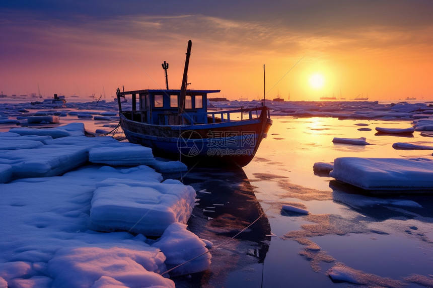日落时冰冻河面上渔船图片