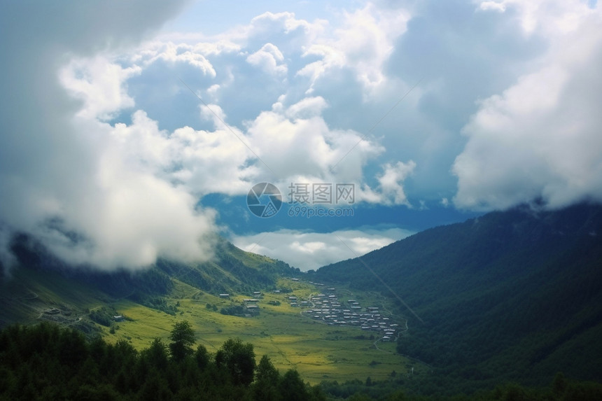 夏季山脉迷雾笼罩的景观图片