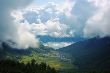 夏季山脉迷雾笼罩的景观图片