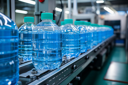 透明水瓶在工厂传送带上高清图片