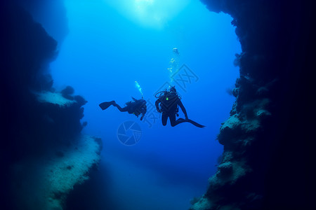 海洋深处的潜水员背景图片