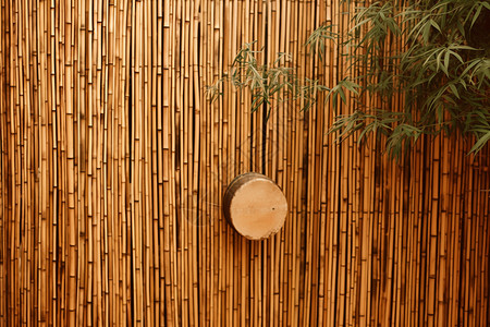 竹墙上的桶管道竹栅栏高清图片