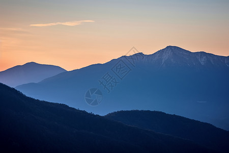 翠绿山顶背景图片