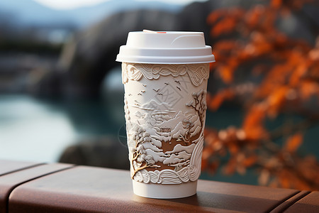 咖啡花纹木桌上的一杯咖啡设计图片