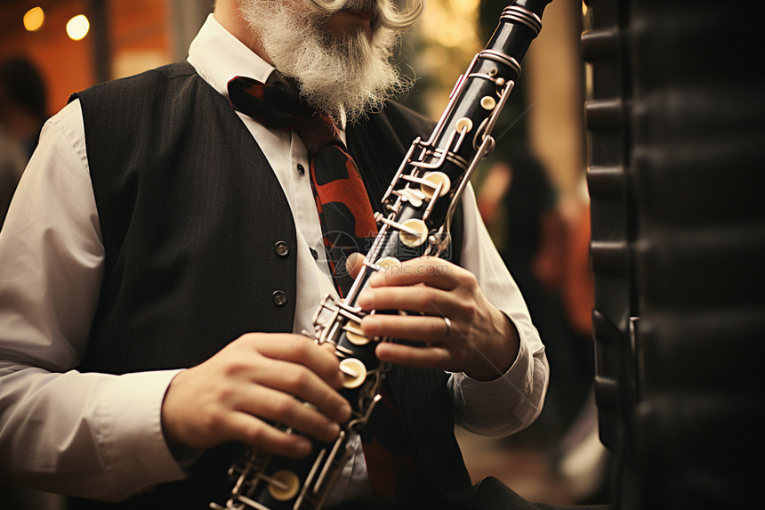 弹奏单簧管的音乐人图片