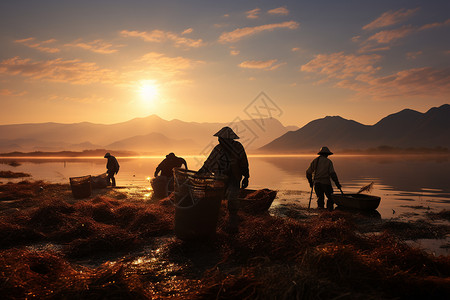 日出时湖中打鱼的农民图片