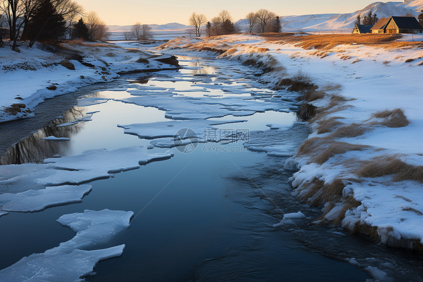 冬季河流上的碎冰图片