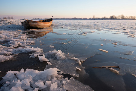 低温压榨船只停在结冰的河流上背景