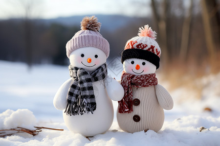 雪中情侣雪地上可爱的雪人玩具背景