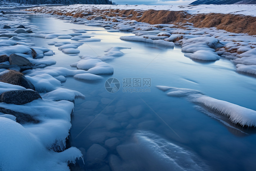 美丽雪山中的冰雪奇景图片