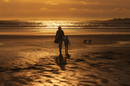 夕阳海滩上散步的母子图片