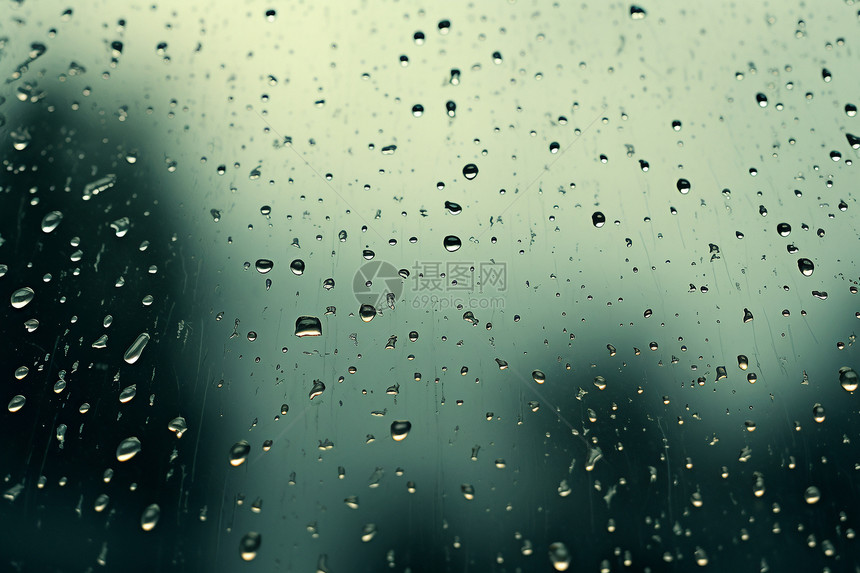 雨后潮湿的玻璃图片