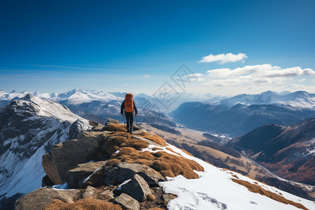 征服雪山的探险者图片