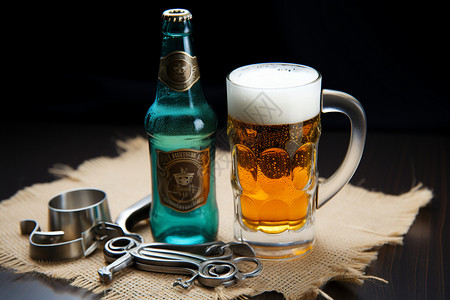 木桌上的起酒器和啤酒高清图片