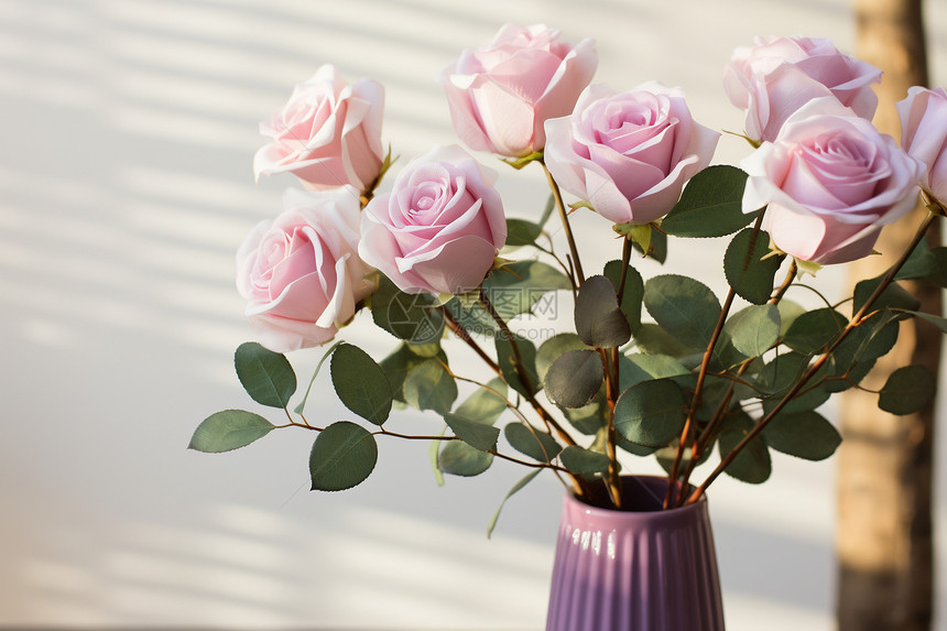 家居摆设的玫瑰花瓶图片
