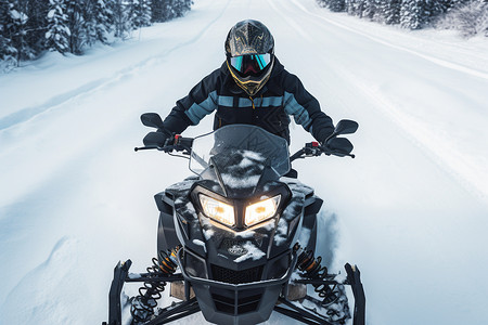 冬季雪山中骑行的雪地摩托图片