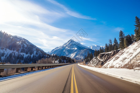 冬季雪山中的交通公路图片