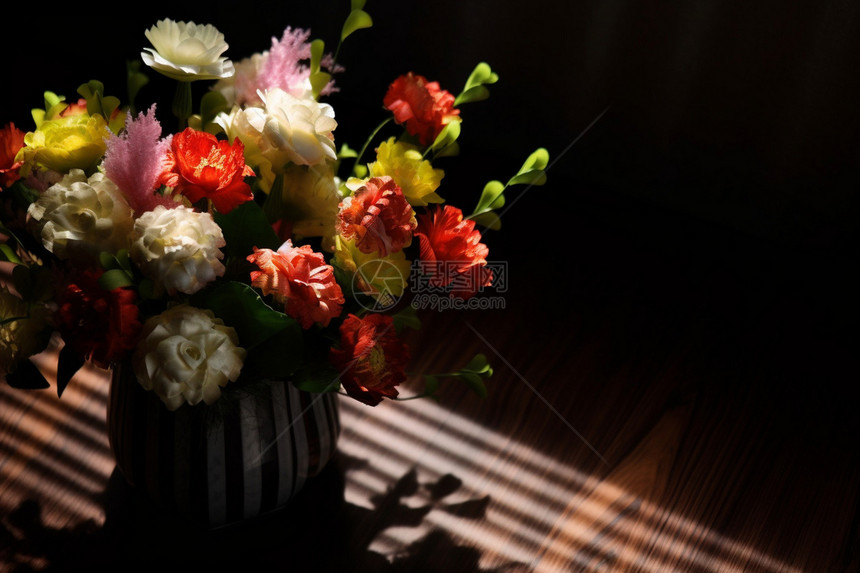 室内美丽的假花花瓶装饰图片