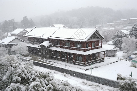 雪中的山中中式建筑背景图片