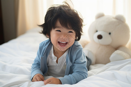 幸福的亚洲宝贝在卧室里阅读图书高清图片