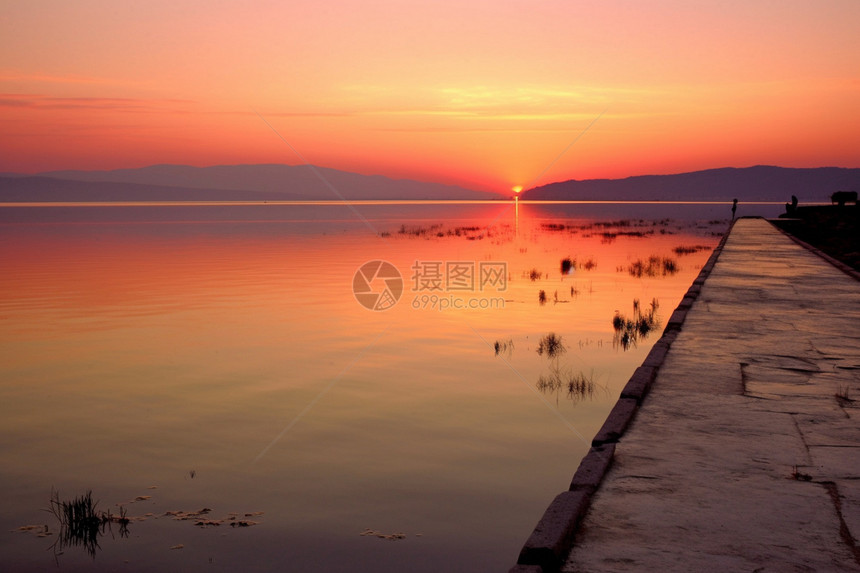 夕阳下宁静的湖泊图片